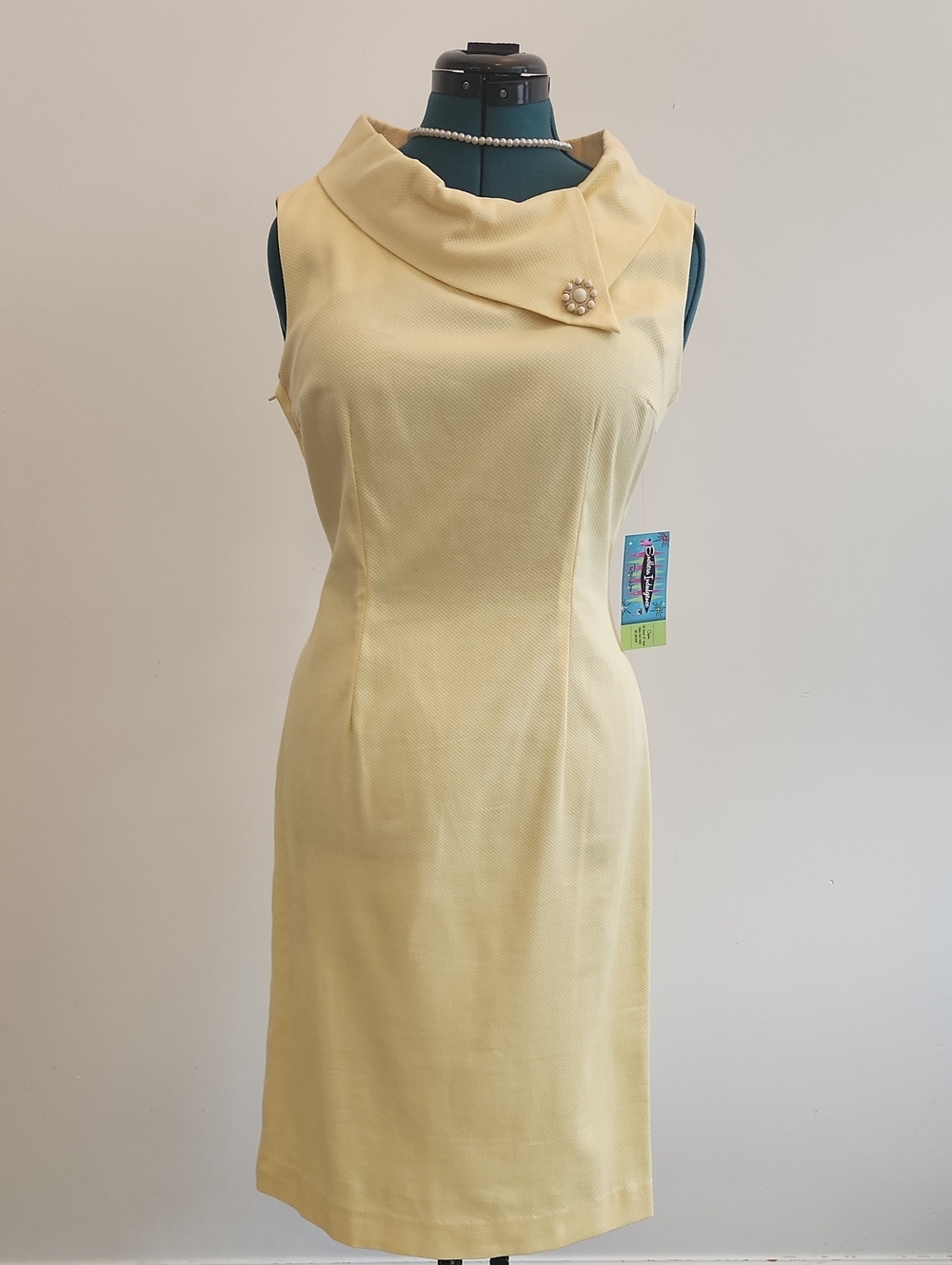 🏵 Audrey kay Soft Yellow Sleeveless Midi Wiggle Dress with Vintage Button Sz M